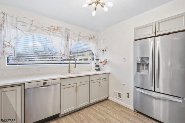 Photo - 424 Tall Oak Ln