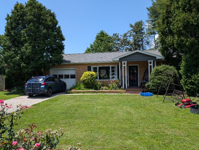 Photo - 1240 Pinebrook Cir House