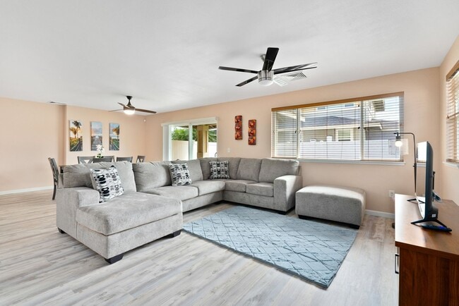 Building Photo - Welcome to this bright and inviting 3 bedroom