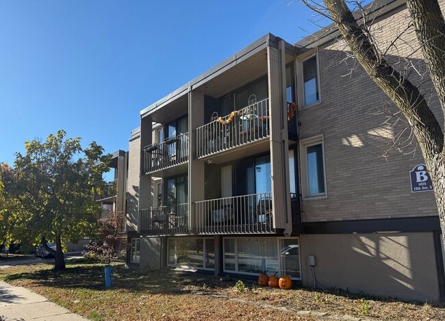 Building Photo - Charming 1 Bedroom Condo in the Heart of S... Unit 3