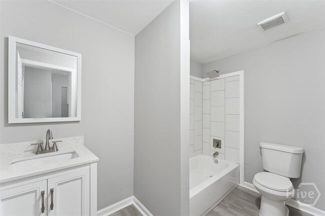 Photo - 810 W 38th St