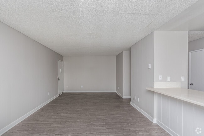 1BR, 1BA - 725 SF