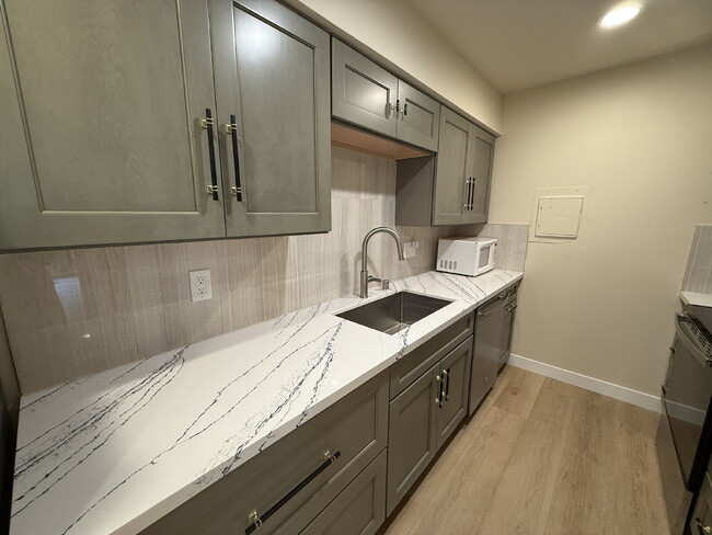 Photo - Fully Remodeled Bellevue Condo Available Now! Unidad #B8