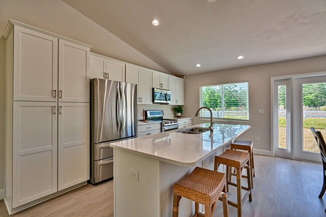 Photo - 3 MONTHS FREE RENT! 3/2 in Hawthorne
