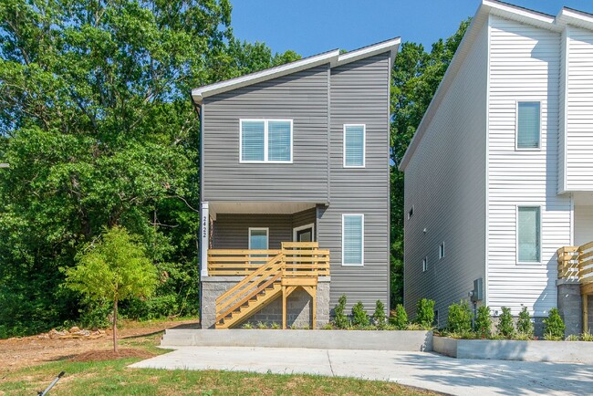 Building Photo - Amazing 3 bed 2.5 w/fenced yard. 10 min fr... Rental