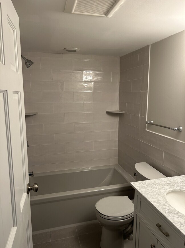 Bathroom - 33 Windemere Apartments