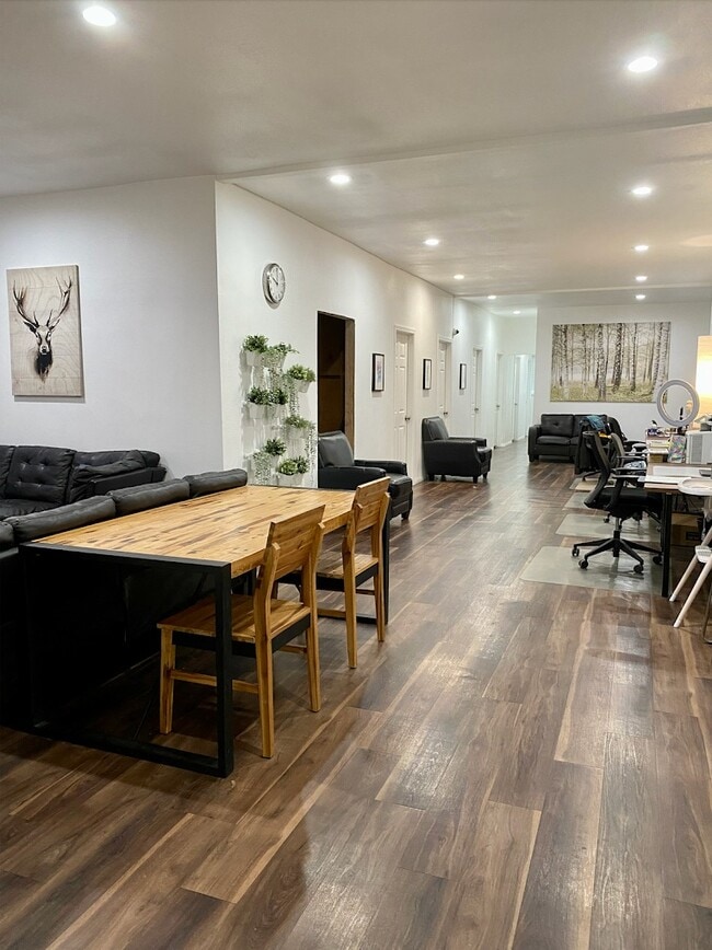 Photo - 21056 Chatsworth St