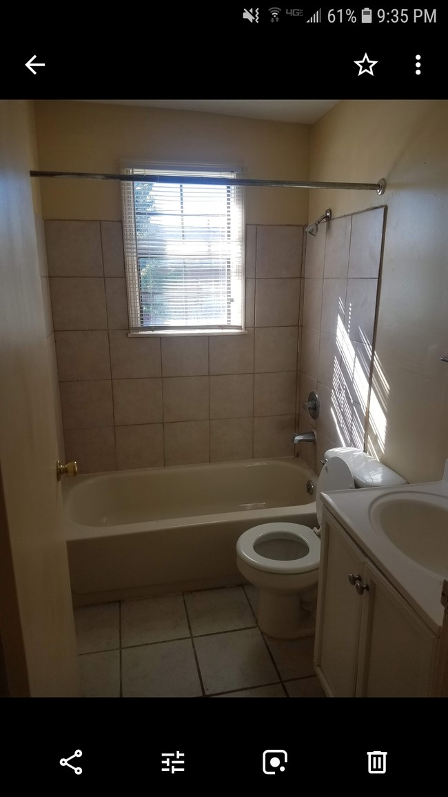 Building Photo - 574 N 4th St Unit 2 apts available