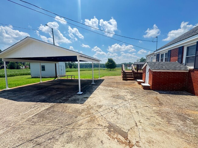 Building Photo - 2615 Airport Rd Rental