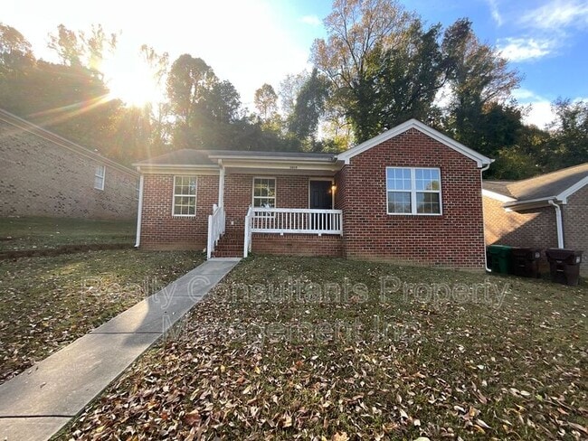 Building Photo - 1019 Manor Dr