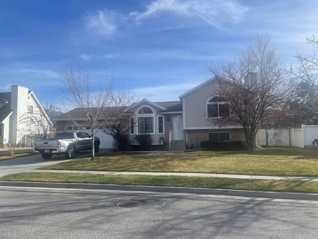 Building Photo - 758 E New England Dr