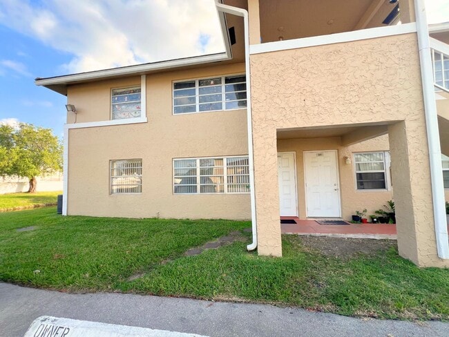 Building Photo - 843 Twin Lakes Dr Unit 30B