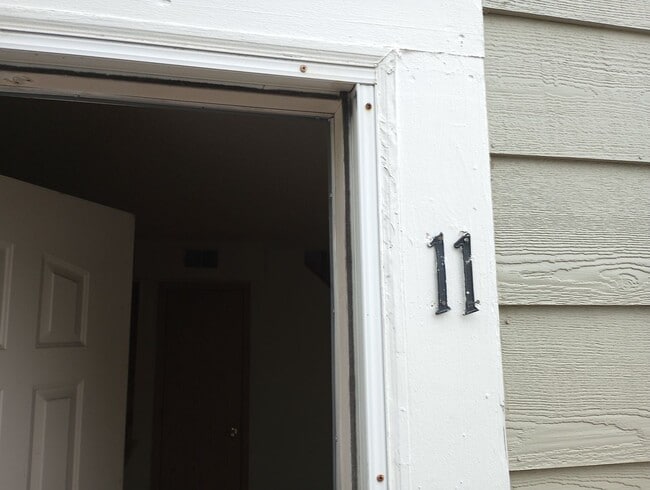 Photo - Dearborn 2 bed 1 bath, Great location off Miss. and Sable near I-225 and Aurora Mall Unit 11