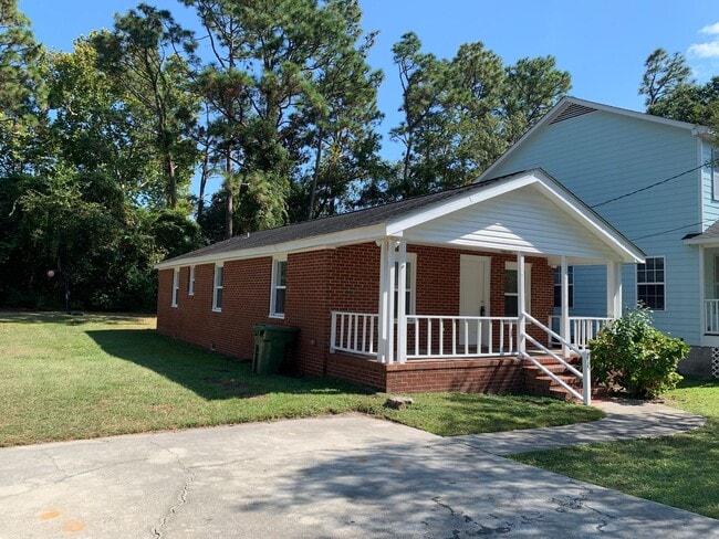 Photo - $500 OFF 1ST MONTH'S RENT! 3 Bedroom, 1 Ba...