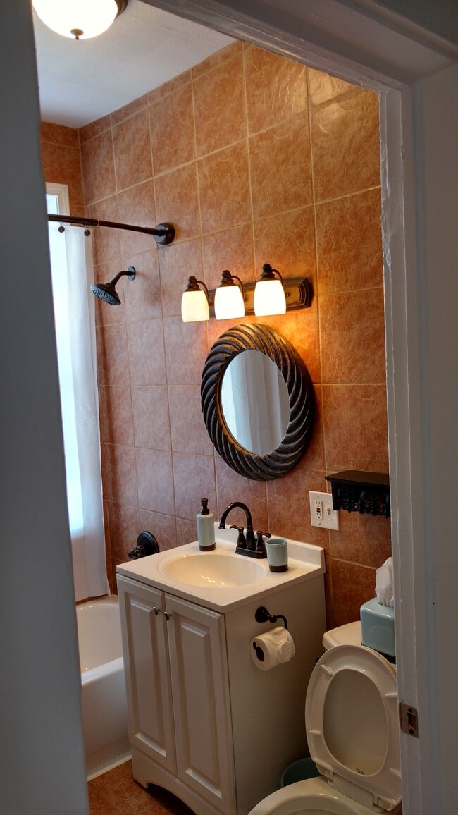 Bath - 276 Oriental Pl Unit 4