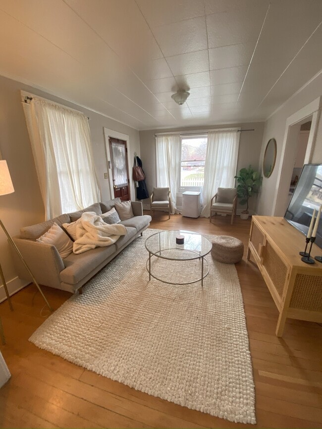 Ejemplo de sala de estar amueblada - 1509 West Hazel Street