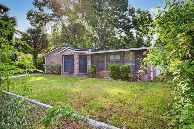 Photo - 2808 Myra St