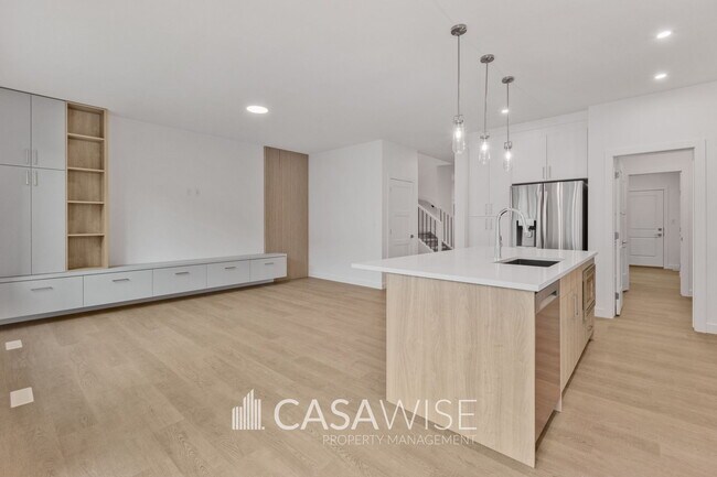 Photo - 22128-22194 94 Ave NW