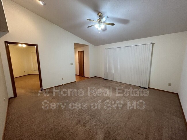 Photo - 121 Oakwood Dr