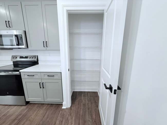 Photo - 610 Cottage Grv Cir