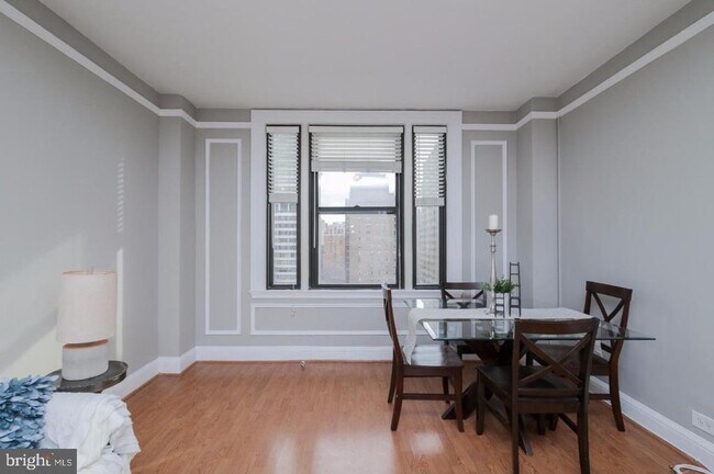 Building Photo - 2031 Locust St Unit 1504