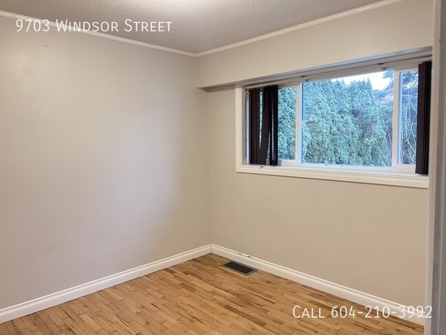 Photo - Bright Duplex Unit with Big Yard!