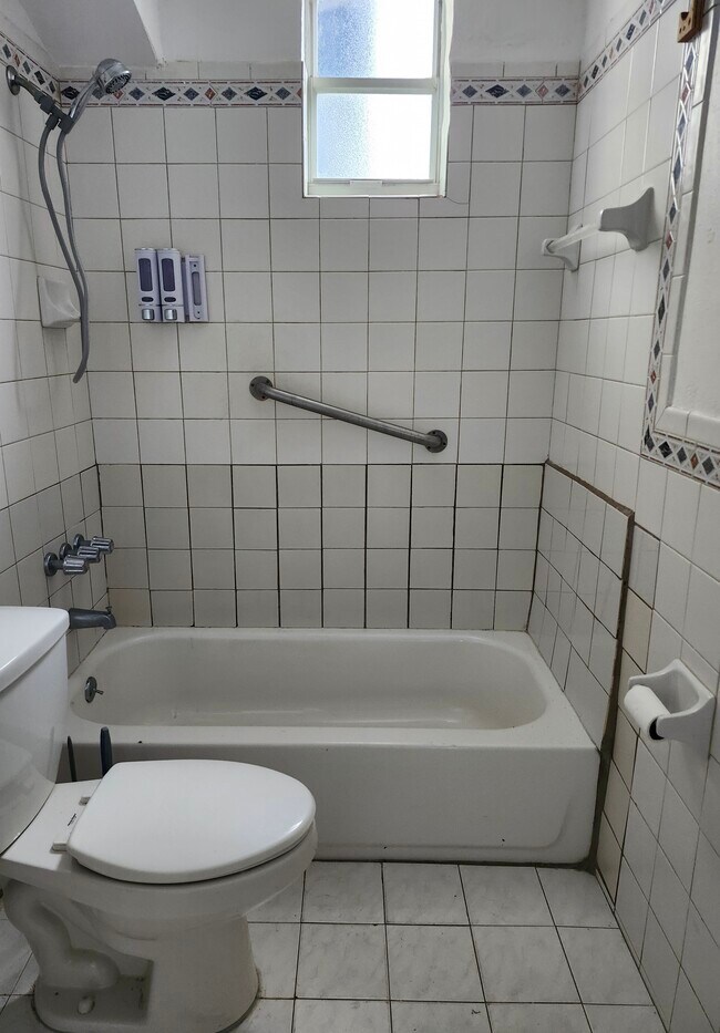 Photo - 2100 NW 28th St Unidad #2