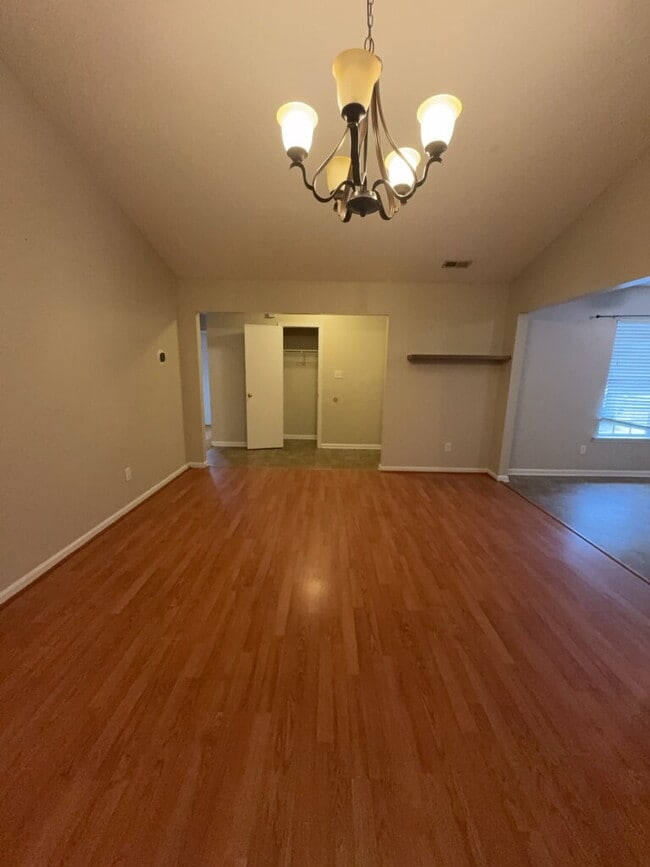 Photo - 121 Suffolk Cir