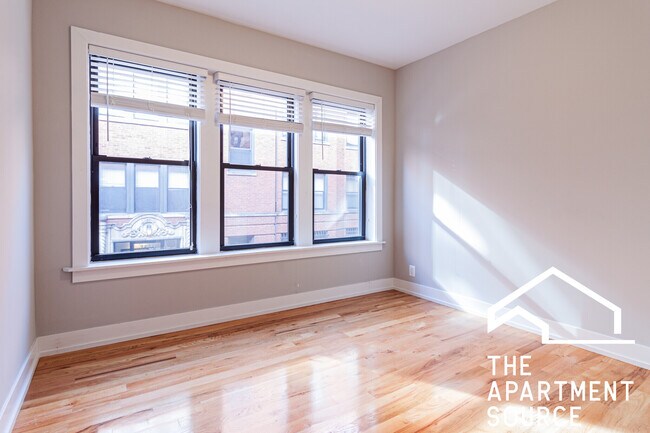 Building Photo - 3523 N Racine Ave Unit E1