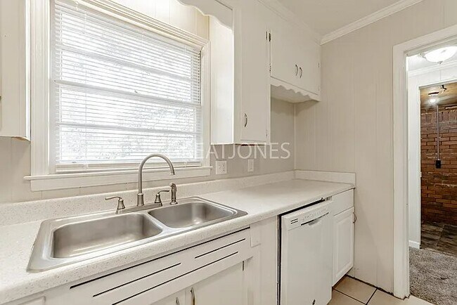 Photo - 2470 Parkwood Dr