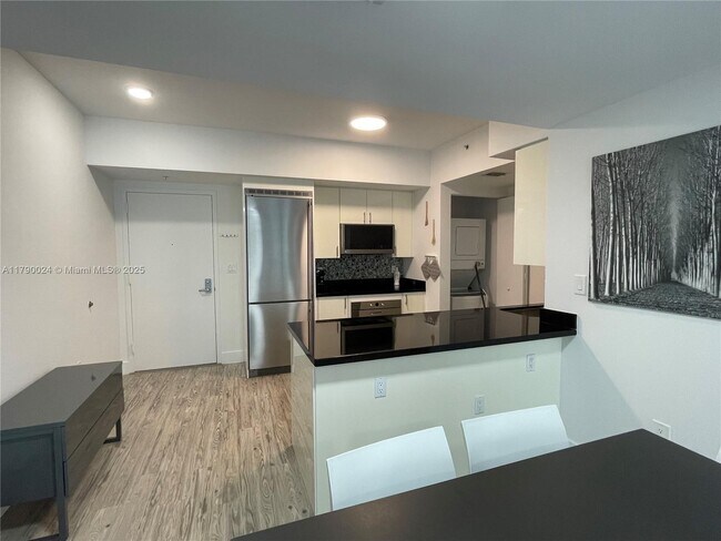Photo - 92 SW 3rd St Unidad 2302