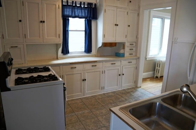 Building Photo - 2095 Wellesley Ave Unit 1