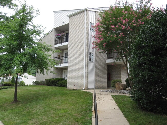 Building Photo - 15300 Wallbrook Ct Unit 3C