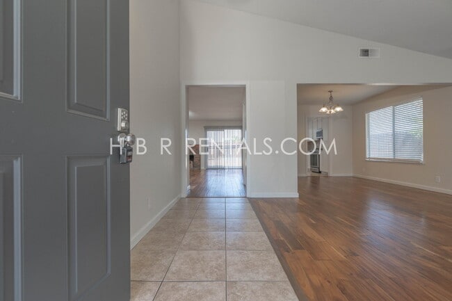 435 Palm Cir