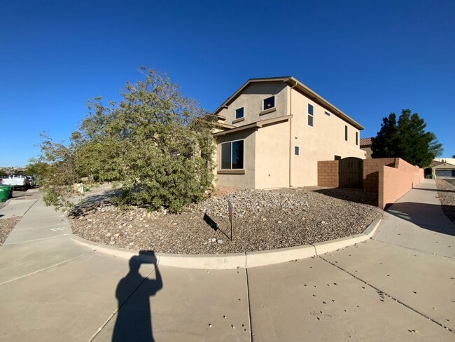Photo - 4 Bedroom Home Available Near Golf Course ...