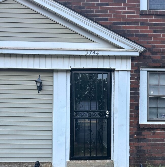 Building Photo - Townhome