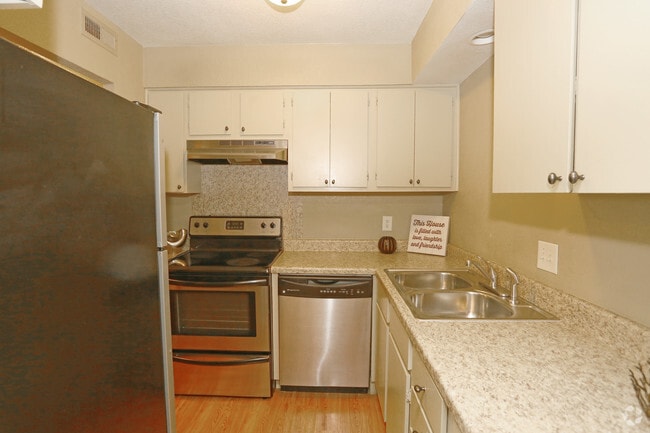 2BR, 1BA - 912SF - Kitchen