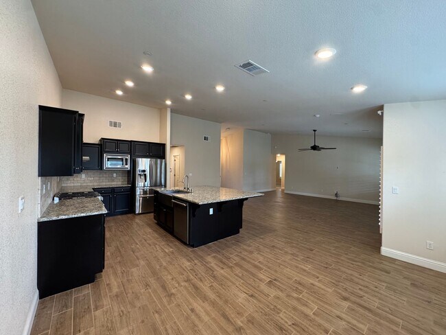 Photo - 493 Crescent Ln