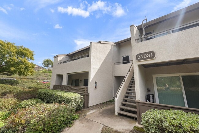 Building Photo - beautifully upgraded 2-bedroom, 1-bath condo in the highly desirable Bench Mark Villas Community