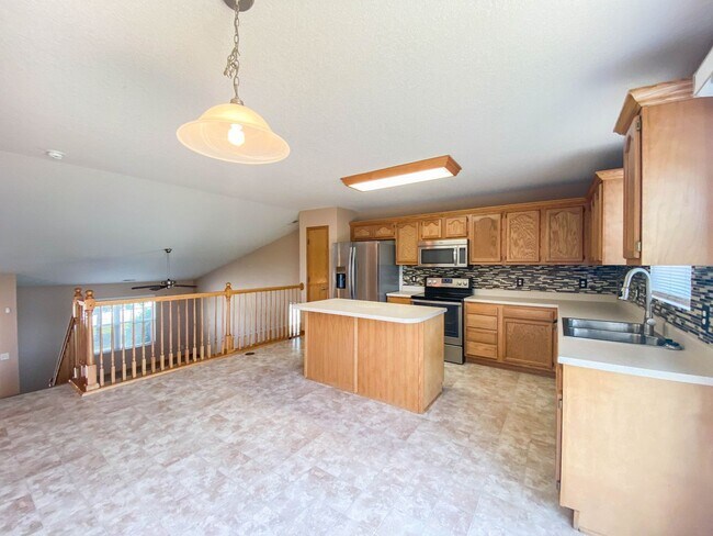 Photo - 3 Bedroom, 2.5 Bath fenced yard!