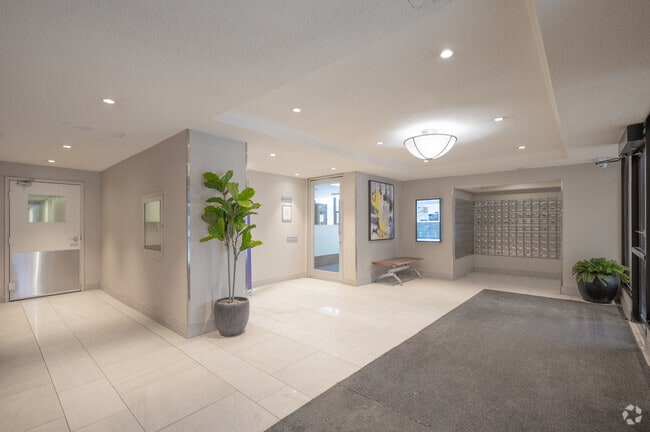 Hall d'entrée - 300 Antibes Drive