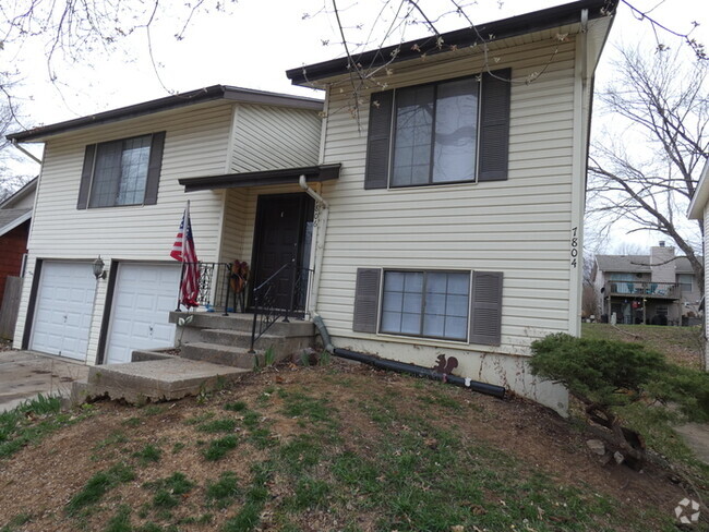 Building Photo - Updated Duplex in Park Hill School District! Rental