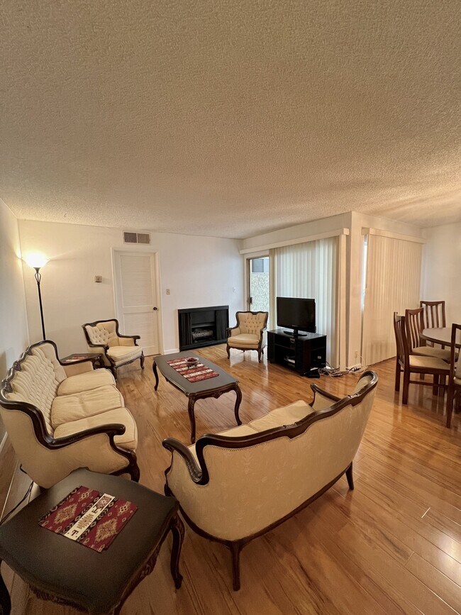 living room, furniture optional - 1339 N Columbus Ave Unidad 210 Rental