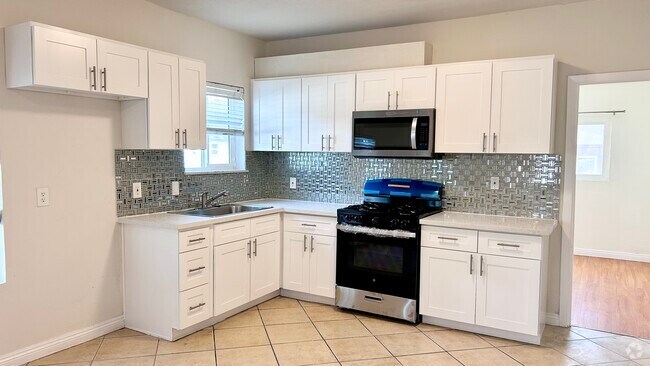 Building Photo - 1116 E 16th St Rental