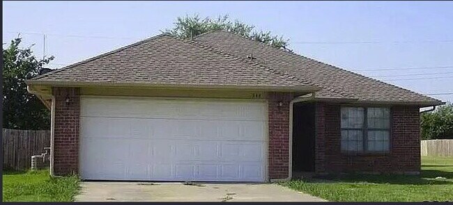 Building Photo - "Welcome Home: Spacious 3-Bed, 2-Bath Corn...