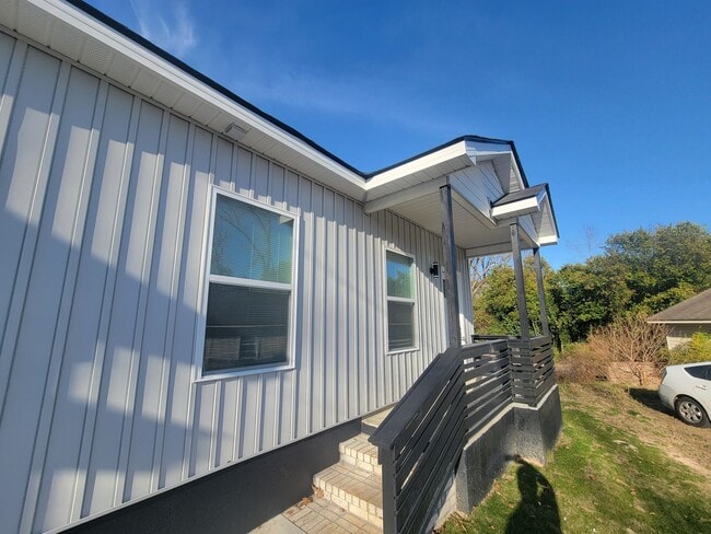 Building Photo - 2122 Circular Dr Unit A