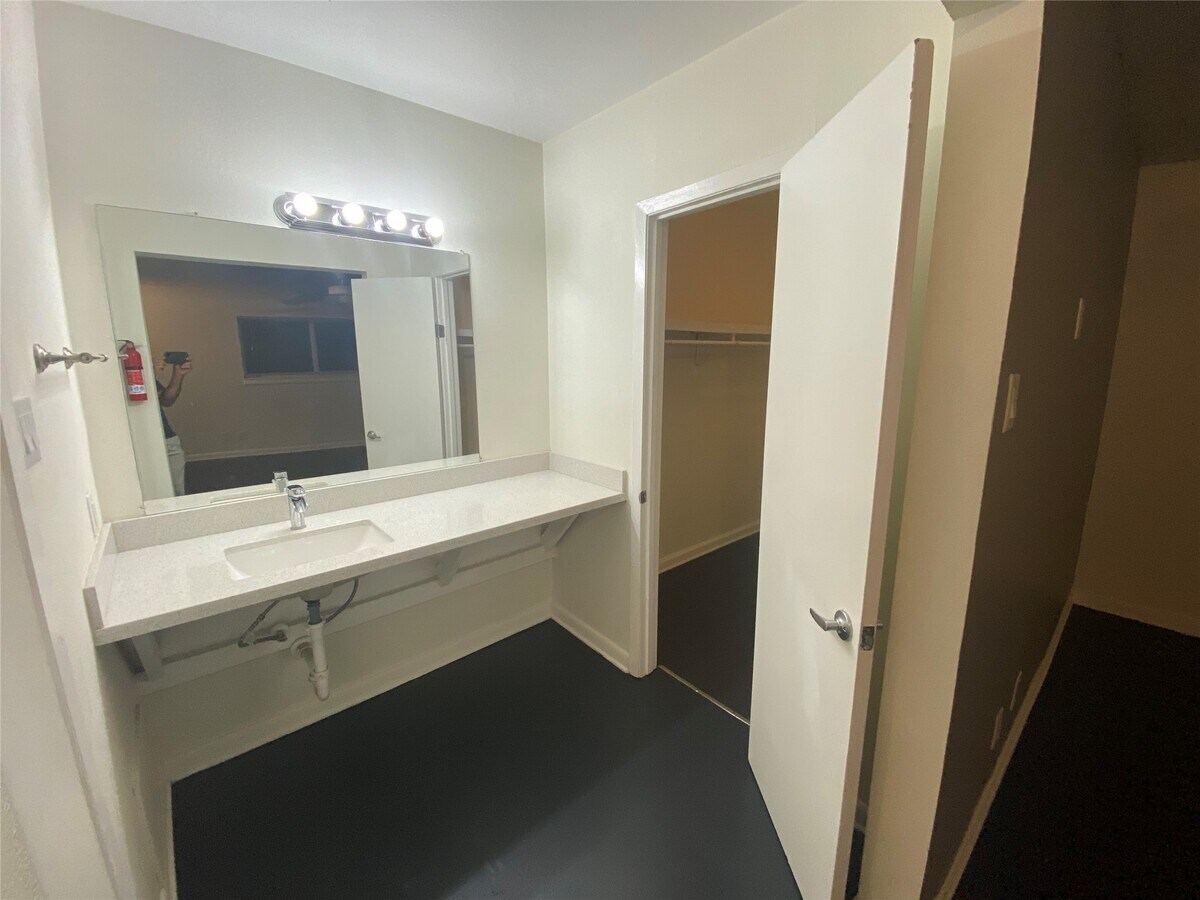 Photo - 219 W Alabama St Unit 05