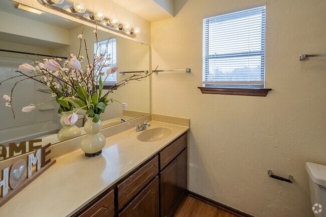 3BR, 2BA - 1,270SF - Bathroom