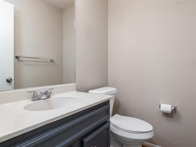 Building Photo - 706 Rollingway Dr