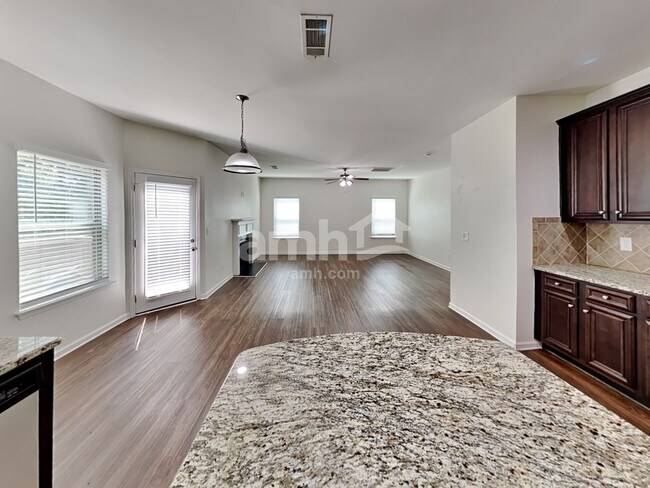 Photo - 402 Cleburne Pl